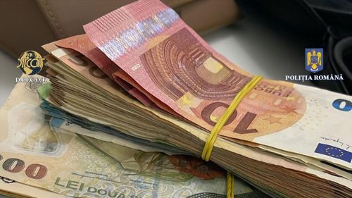 O mamă şi fiul ei, care ar fi vândut droguri în judeţul Arad, reţinuţi de anchetatori