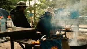 Cele mai frecvente erori pe care le facem când gătim grătar / Chef: „Cea mai mare greșeală e punerea cărnii reci, direct de la frigider, pe grătar"
