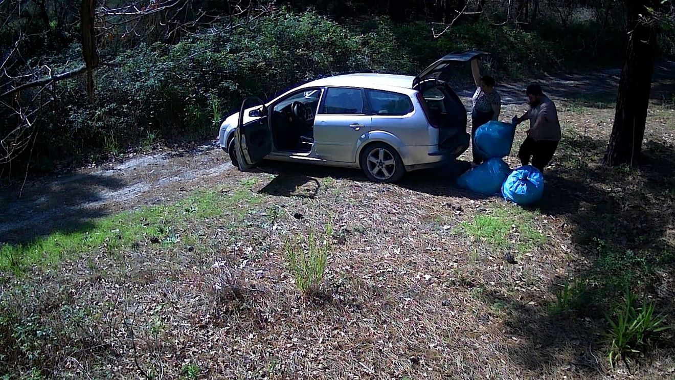 Deșeuri toxice aruncate de un român în Parcul Vezuviu / Bărbatul a fost expulzat din provincia Napoli, iar mașina i-a fost confiscată / A aruncat rășini și vopsele toxice și periculoase
