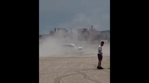 Peste 11.000 de lei amendă pentru un bărbat care a făcut drifturi cu maşina pe plajă - VIDEO