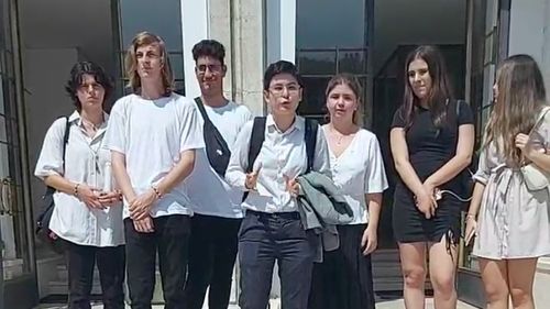 Zece elevi ai Asociației Elevilor din Constanța nu au fost primiți la o dezbatere publică pe proiectele legilor Educației și au fost dați afară din Inspectorat, unde aveau loc discuțiile. ISJ Constanța anunța anterior că “invită la discuții elevi"