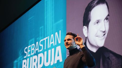 Sebastian Burduja îi solicită „imperativ” lui Nicuşor Dan să explice bucureştenilor cum îşi finanţează campania electorală, de unde vin banii şi legăturile pe care le are cu orice persoane afiliate cu Rusia / Ce îl leagă pe tatăl lui Burduja de Rusia