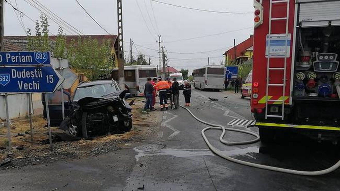 Accident grav în Timiș: Un autocar cu 20 de pasageri a intrat într-o casă. Șoferul a suferit leziuni grave
