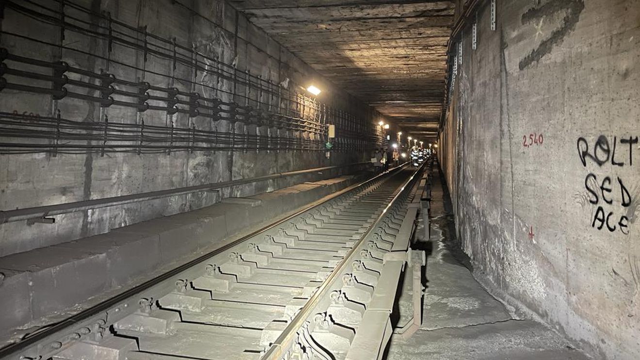 Metroul din București circulă în sistem pendulă după ce un bărbat s-a aruncat în fața trenului