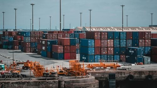 Impactul noilor politici comerciale ale administrației Trump asupra industriei modei și culturii copiilor ieftine