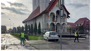 În Braşov au început să fie spălate străzile şi trotuarele. Primarul Allen Coliban: „O premieră pentru orașul nostru, din păcate”