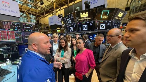 EXCLUSIV Excursie de lux pentru zeci de bugetari români în Las Vegas, Los Angeles, New York și Washington, plătită din bani publici. În plină criză, angajați de la Consiliile Județene Neamț și Ilfov, Romgaz, ANRE au stat două săptămâni în SUA la întâlniri de afaceri