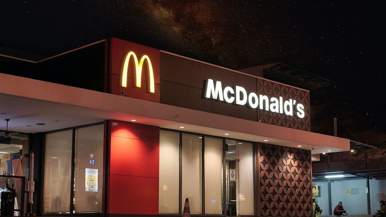 McDonald's anunță că se retrage complet din Rusia. Compania a început vânzarea afacerilor, cu 850 de restaurante și 62.000 de angajați