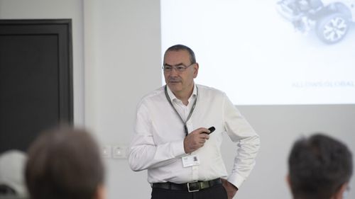 FOTO Director Renault: „Inima succesului Dacia” este platforma CMF-B, dezvoltată și testată în România / Este folosită pentru cele mai vândute mașini în Europa