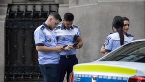 Şofer prins în flagrant încercând să mituiască un poliţist, după ce a fost apelat Call Center-ul Anticorupţie: I-a oferit agentului de poliţie suma de 1.000 de lei pentru a-l determina să nu constate o contravenţie