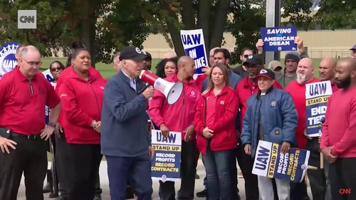 VIDEO Președintele Biden şi-a exprimat un sprijin „istoric” pentru angajaţii în grevă din domeniul auto și s-a alăturat acestora într-o demonstrație din Michigan