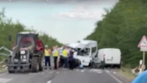 VIDEO Șoferul unui microbuz din Vaslui a provocat un accident în Ungaria: Doi morţi şi nouă răniţi / Șoferul a intrat pe contrasens după ce a încercat să depășească un tractor