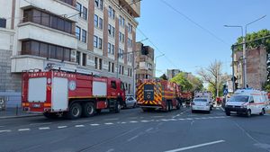 FOTO VIDEO: Incendiu într-un apartament din București / O persoană a suferit arsuri, iar alte trei primesc ajutor medical la fața locului
