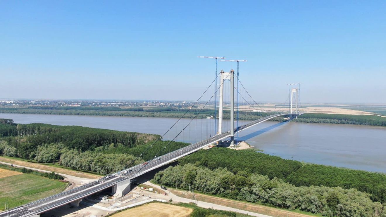 Circulaţia pe podul peste Dunăre de la Brăila, deviată pe banda 1 de rulare, pentru lucrări de reasfaltare