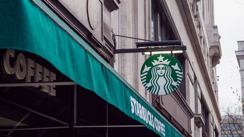 Starbucks, restructurare de un miliard de dolari /  Se închid cafenele şi se concediază angajaţi în America de Nord