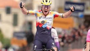 Lotte Kopecky se impune în Milano-San Remo, într-o cursă umbrită de un accident violent