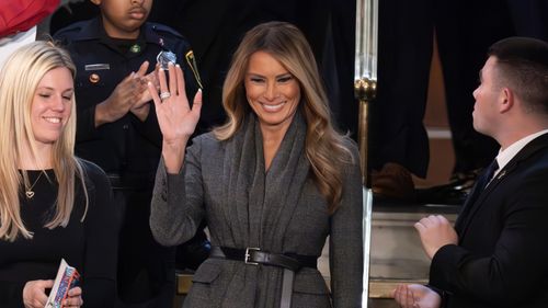 Vestimentația în politică: simbolism, controverse și declarații vestimentare de la Casa Albă / Melania Trump poartă Dior pentru discursul președintelui Trump în fața Congresului