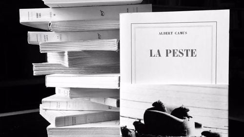 Epidemia de coronavirus a generat vânzări spectaculoase ale romanului "Ciuma", de Albert Camus