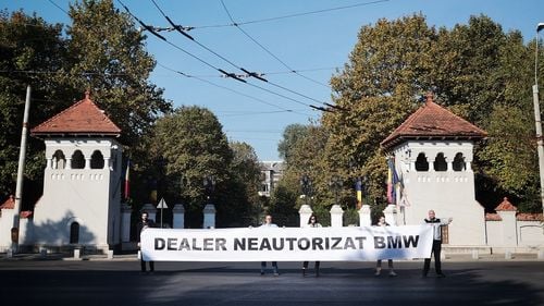 VIDEO Protest USR la Palatul Cotroceni. La poarta Administrației Prezidențiale a fost arborat mesajul ”Dealer neautorizat BMW” - trimitere la afacere cumpărării de BMW-uri pentru poliție de la prietenul președintelui Iohannis