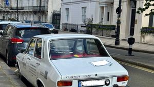 POZA ZILEI Dacia 1300 parcată pe străzile din Belgravia, cel mai bogat cartier din Londra 