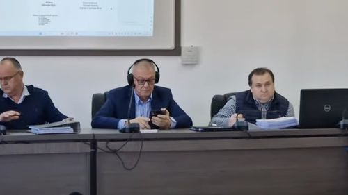 Primarul liberal al orașului Cisnădie (Sibiu) vine cu căști la ședințele de consiliu local / ”Voi sta la ședințe numai cu căștile pe urechi cât vorbesc cei de la USR, să nu mă mai supăr”