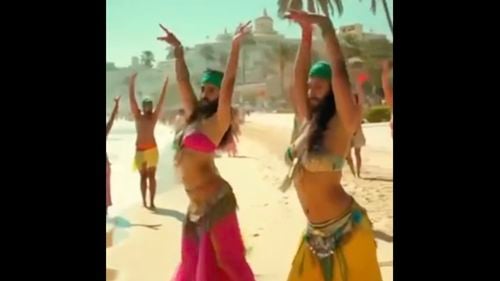 VIDEO Trump promovează un viitor zgârie-nori Trump – Gaza într-un clip creat de inteligența artificială / Musk aruncă cu bani, femei cu barbă dansează din buric și o statuie imensă din aur a lui Donald Trump domină zona