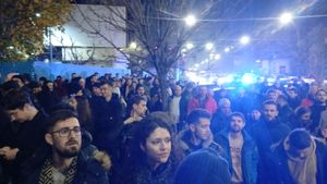 Peste 250 de persoane protestează la Iași în faţa Tribunalului pentru independenţa Justiţiei / "Nu, pentru hoţi! Justiţie pentru toţi!"