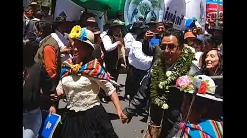 Președintele Boliviei mestecă frunze de coca la o manifestație pentru apărarea plantei considerată sacră/ Din ea se face cocaina