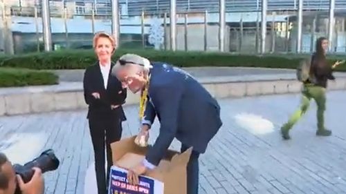 VIDEO Şeful Ryanair a primit în faţă o plăcintă cu frişcă, în fața sediului Comisiei Europene, aruncată de activiști de mediu