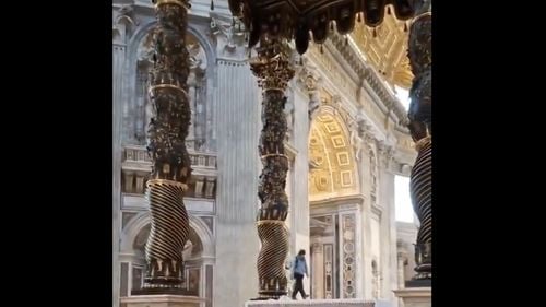 VIDEO Un român s-a urcat pe altarul din bazilica Sfântul Petru de la Vatican şi a deteriorat şase candelabre valoroase
