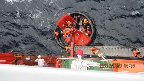 O navă comandată de un român a reuşit salvarea a zece naufragiaţi după ce ambarcaţiunea acestora a fost lovită de ciclonul Krovanh