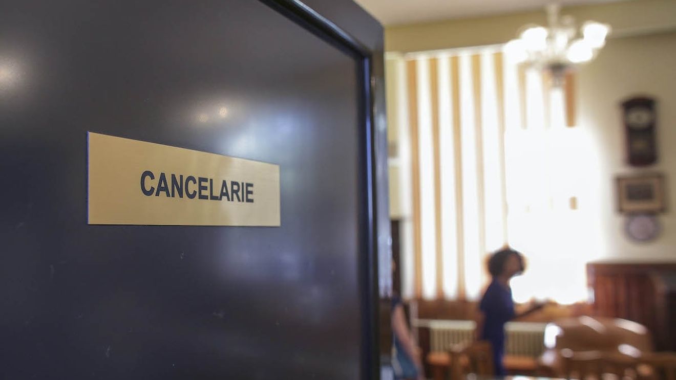 Sancțiuni pentru profesorii care fac meditații contra cost cu elevii de la clasă: Avertisment scris, nu mai pot preda 7 ani şcolari și închisoare de la 6 luni la 2 ani sau amendă