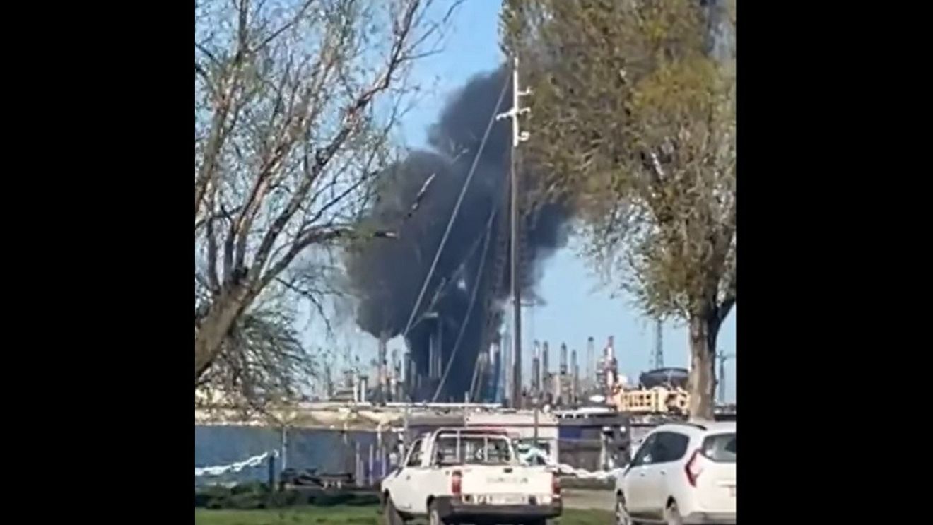 Amendă de 50.000 de lei, aplicată de Garda de Mediu Constanța, după explozia de la Petromidia
