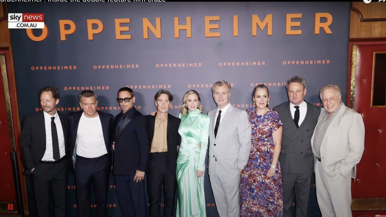 Cinematografele din Los Angeles, luate cu asalt de public pentru primele proiecţii ale filmelor „Barbie” şi „Oppenheimer”, a căror lansare simultană a fost botezată „Barbenheimer”