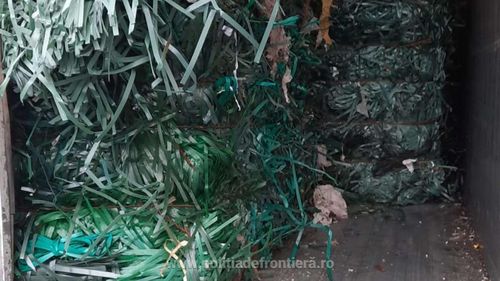 Peste 78 de tone de deșeuri din plastic, cauciucuri, textile şi haine uzate, expediate din Italia și Germania, oprite la vama Nădlac