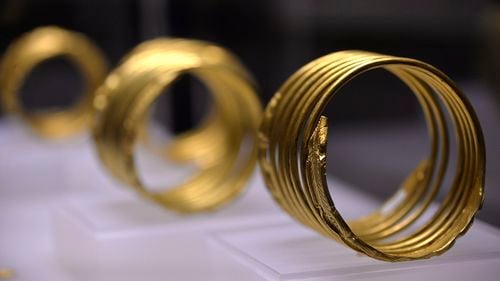 UPDATE Mai multe exponate din tezaurul dacic, printre care și Coiful de Aur de la Coţofeneşti și trei brățări de la Sarmizegetusa Regia, au fost furate din expoziția de la muzeul Drents din Assen / Făptuitori neidentificați au provocat o explozie pentru a pătrunde în muzeu / Peste 50 de comori de aur și argint de la 18 muzee din România erau în expoziție