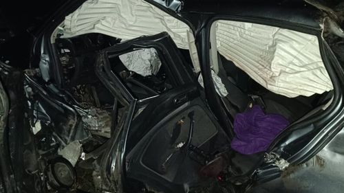 Cinci tineri au fost răniţi după ce maşina în care se aflau a derapat și s-a izbit violent de un cap de pod: Unul dintre ei e în comă, altul are un picior amputat. O victimă au fost găsită aruncată din maşină, alte două, blocate