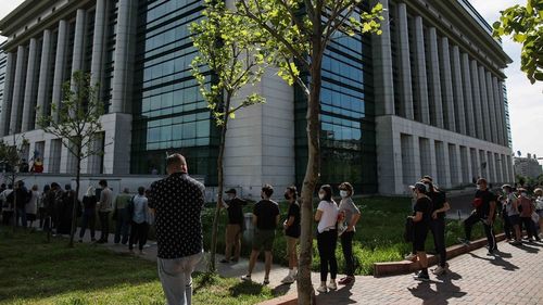 Imagini impresionante de la maratonul vaccinării din București: sute de oameni la coadă pentru imunizare