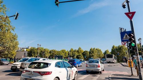 Brigada Rutieră: Nu funcţionează semafoarele în zece intersecţii din Bucureşti / Cauza: o fluctuaţie de tensiune în reţeaua electrică / Lista intersecțiilor