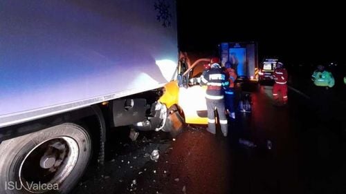 Un tânăr de 22 de ani a murit și altul a ajuns la spital după ce mașina în care se aflau a intrat într-un camion pe DN7, în Vâlcea