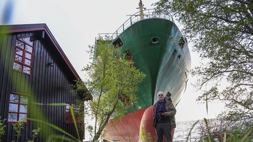 Un bărbat din Norvegia s-a trezit din somn și a găsit o navă container uriașă în grădină - VIDEO