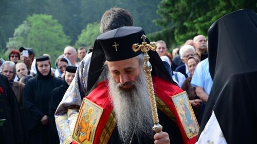 Mitropolitul Teofan al Moldovei: Cum o persoană poate merge la lucru, la piaţă sau la farmacie de mai multe ori pe săptămână, aceeaşi persoană ar putea veni de Paşti, pentru un minut, în faţa Bisericii sale sau la cimitir, pentru a aprinde o lumânare