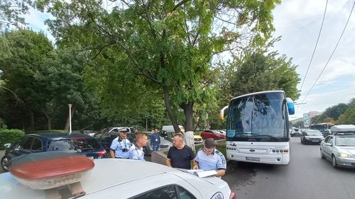 Al patrulea incident la Pasajul Unirii: Un autocar a rămas proptit cu aparatul de aer condiționat în limitatorul de înălțime, pe sensul dinspre intersecția Budapesta/ Șoferul din Buzău efectua o cursă specială