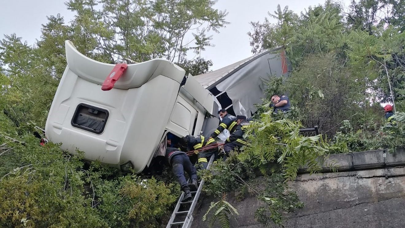 Trafic feroviar întrerupt pe magistrala București -Timișoara, în zona Orșova, după ce un tir s-a răsturnat aproape de calea ferată. Pompierii intervin pentru scoaterea șoferului încarcerat