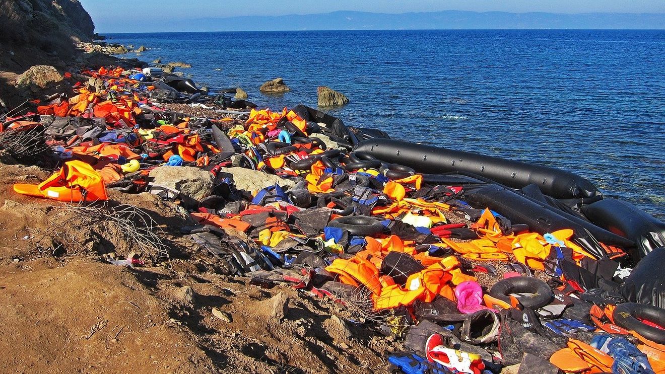 Un număr record de 1.000 de migranţi au ajuns luni în enclava spaniolă, înot sau pe jos