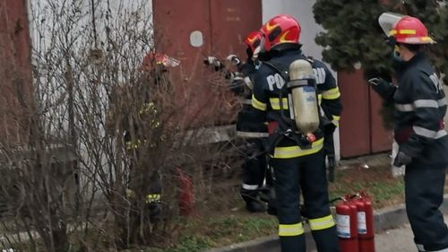 VIDEO Pompierii au intervenit în curtea Spitalului Municipal Dej, după ce tabloul pentru siguranțe a luat foc/ Policlinica a rămas fără curent