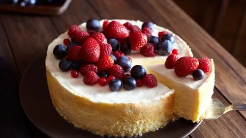 VIDEO | Rețetă de cheesecake simplu cu căpșuni, ideal pentru mesele în familie