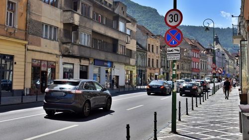 Mai multe persoane dintr-o clădire din centrul istoric al Brașovului vor fi evacuate din cauza riscului de prăbușire a imobilului