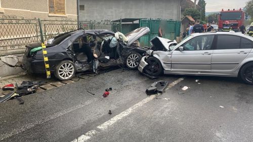 Opt răniţi, între care trei copii, într-un accident în județul Cluj / Șoferul a părăsit locul accidentului