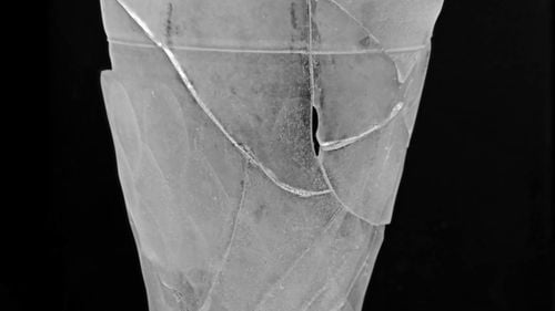 O piesă rară de sticlă, veche de 1.800 de ani, descoperită pe traseul autostrăzii A8 / ”Confirmă legăturile existente între populaţia dacilor liberi şi lumea romană”